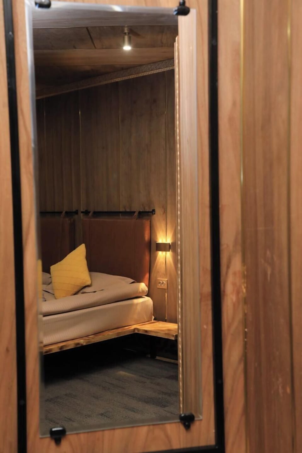 Premium bedding, desk, free WiFi