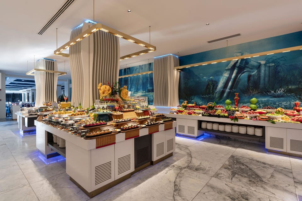 6 restaurants; breakfast, lunch, and dinner served