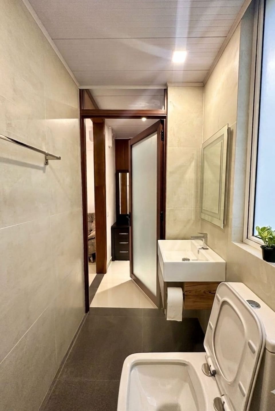 Deluxe Studio Suite, Balcony, Lake View | Bathroom | Shower, free toiletries, hair dryer, slippers
