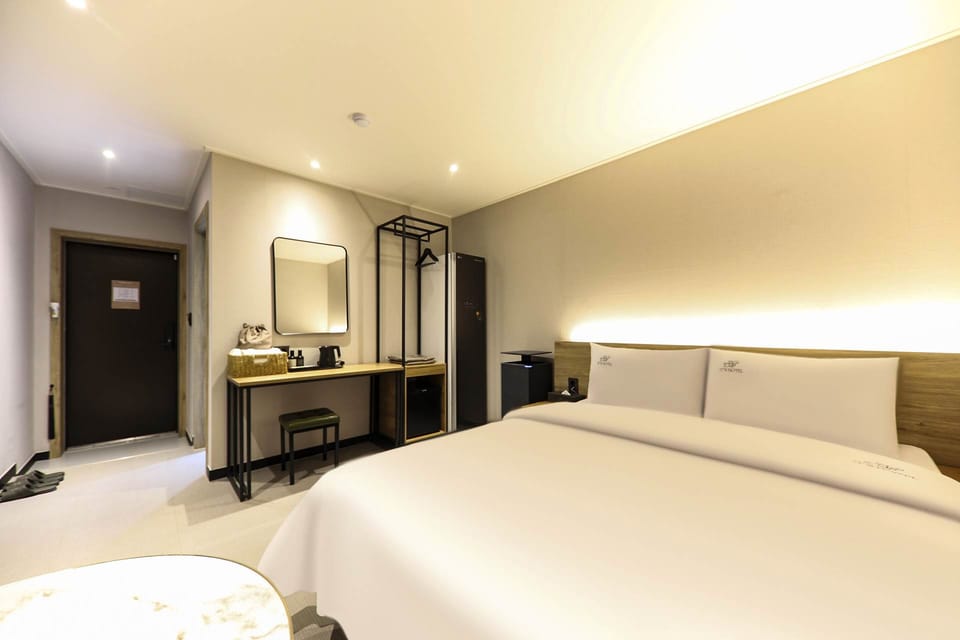 Standard Double Room, City View | Desk, blackout drapes, soundproofing, WiFi (free)