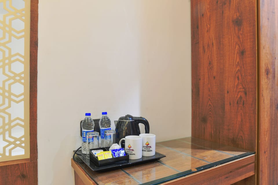 Family Room | Desk, WiFi (free)