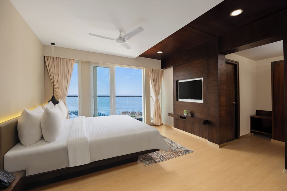 Executive Queen Room with Sea View | In-room safe, desk, laptop workspace, blackout drapes