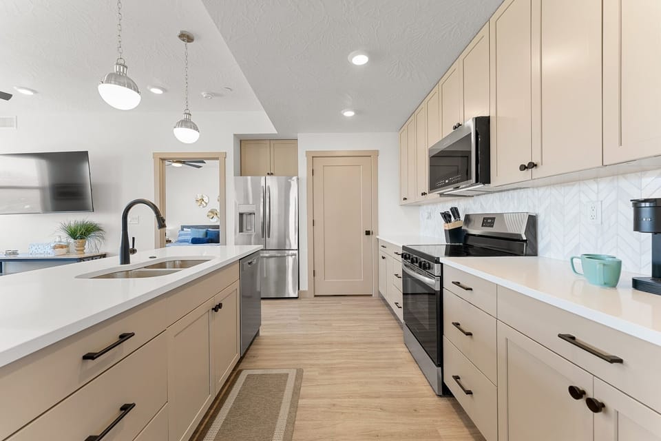 Condo, 3 Bedrooms | Private kitchen | Fridge, oven, coffee/tea maker, toaster