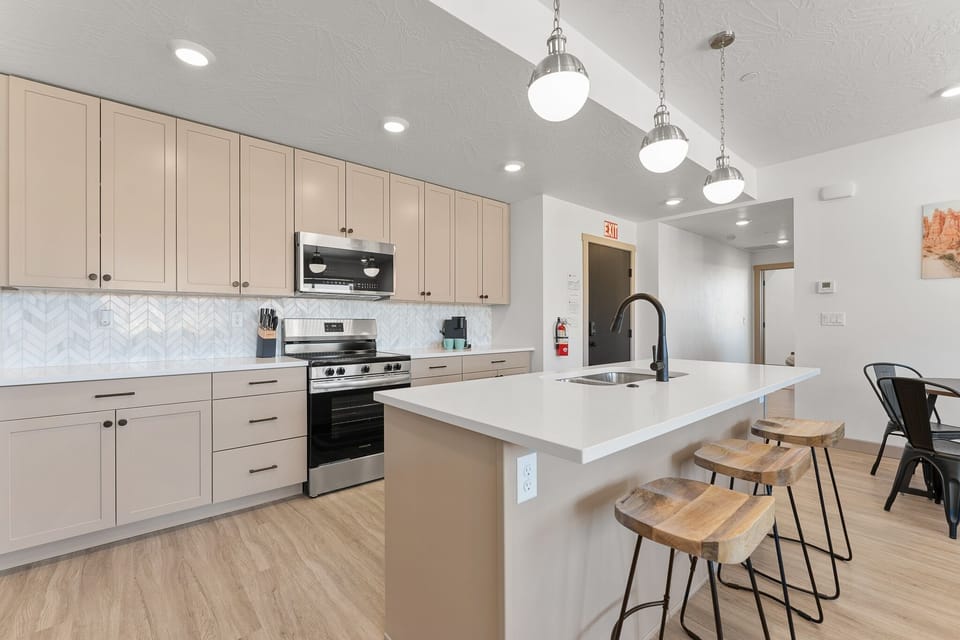 Condo, 3 Bedrooms | Private kitchen | Fridge, oven, coffee/tea maker, toaster