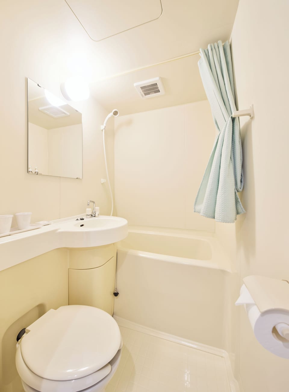 Combined shower/tub, free toiletries, hair dryer, towels