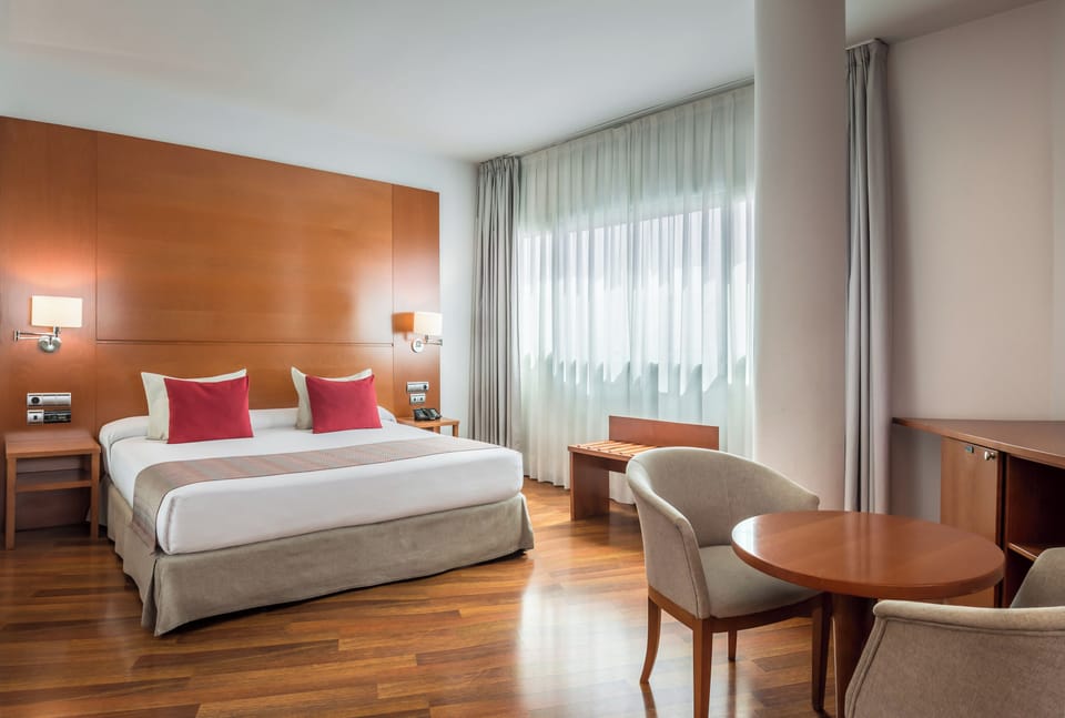 Junior Suite | Minibar, in-room safe, individually furnished, desk