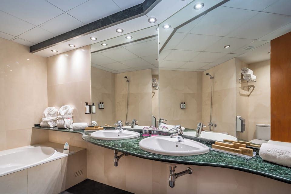 Junior Suite | Bathroom | Free toiletries, hair dryer, bidet, towels