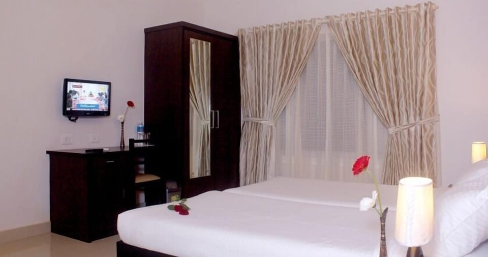 Premium bedding, in-room safe, iron/ironing board, free WiFi