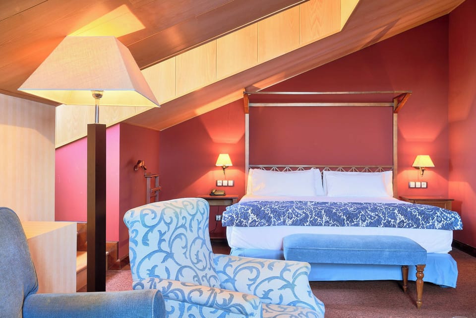 Junior Room | Minibar, in-room safe, desk, soundproofing