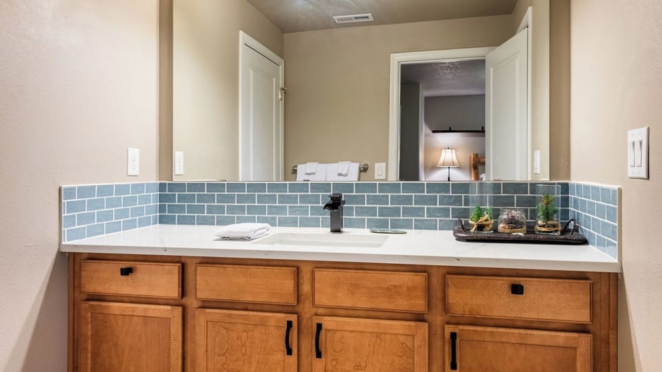 Old Mill Getaway by Avantstay Private Backyard w/ Hot Tub Cottage in Bend
