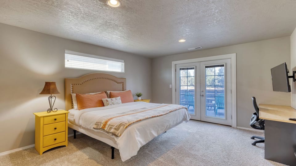 Old Mill Getaway by Avantstay Private Backyard w/ Hot Tub Cottage in Bend