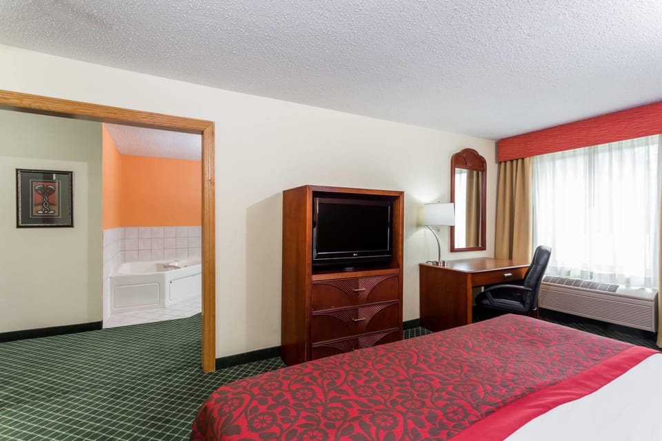 Studio Suite, 1 King Bed with Sofa bed, Non Smoking | Jetted tub