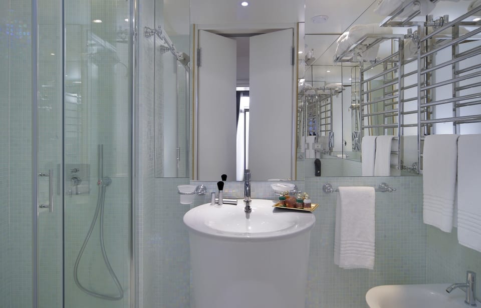 Combined shower/tub, jetted tub, free toiletries, hair dryer