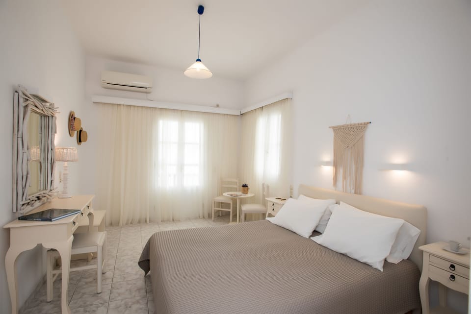 In-room safe, soundproofing, iron/ironing board, free WiFi