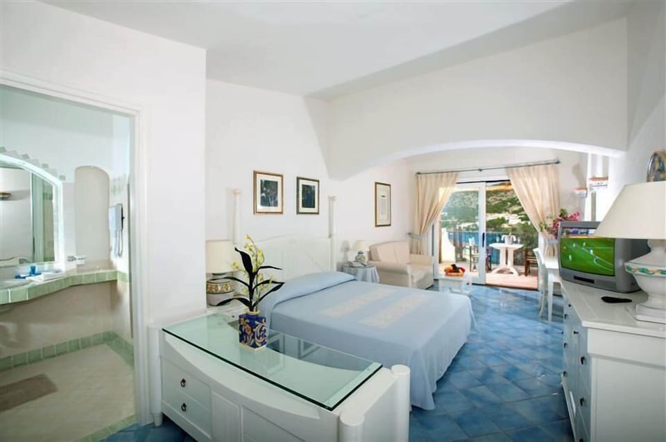 Junior Suite Vista Mare | Minibar, in-room safe, desk, blackout drapes