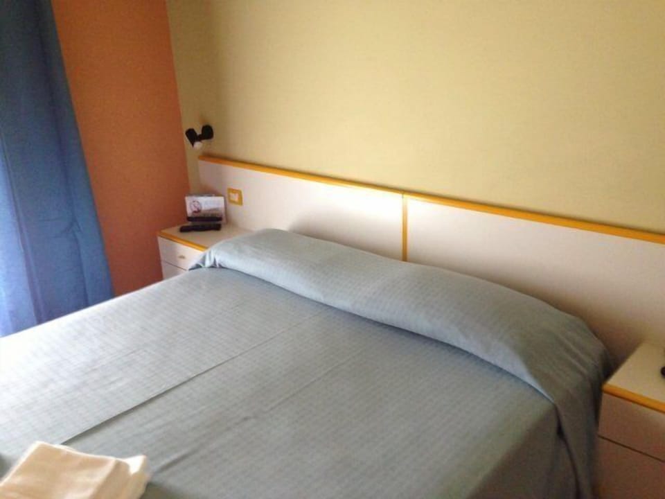 Economy Double Room | Minibar, in-room safe, desk, cribs (surcharge)