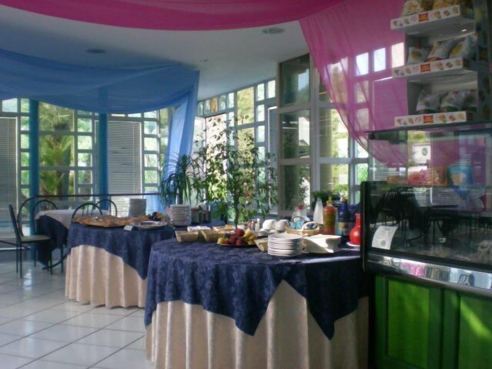 Daily buffet breakfast for a fee