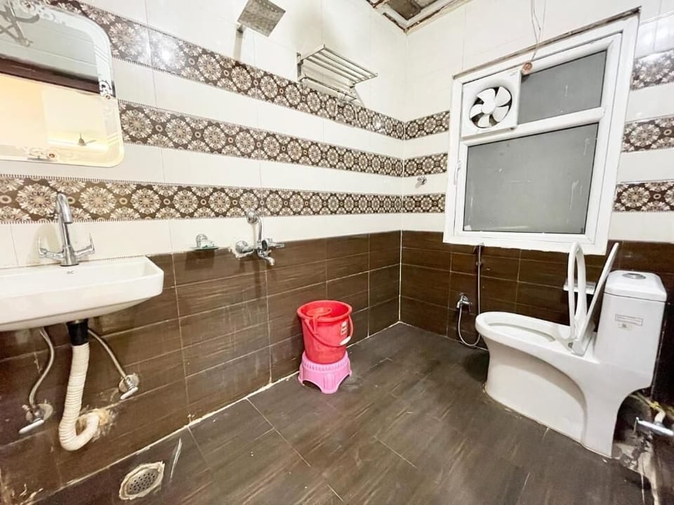 Deluxe Triple Room | Bathroom | Shower, rainfall showerhead, free toiletries, bidet