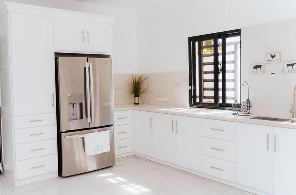 Full-size fridge, microwave, oven, stovetop