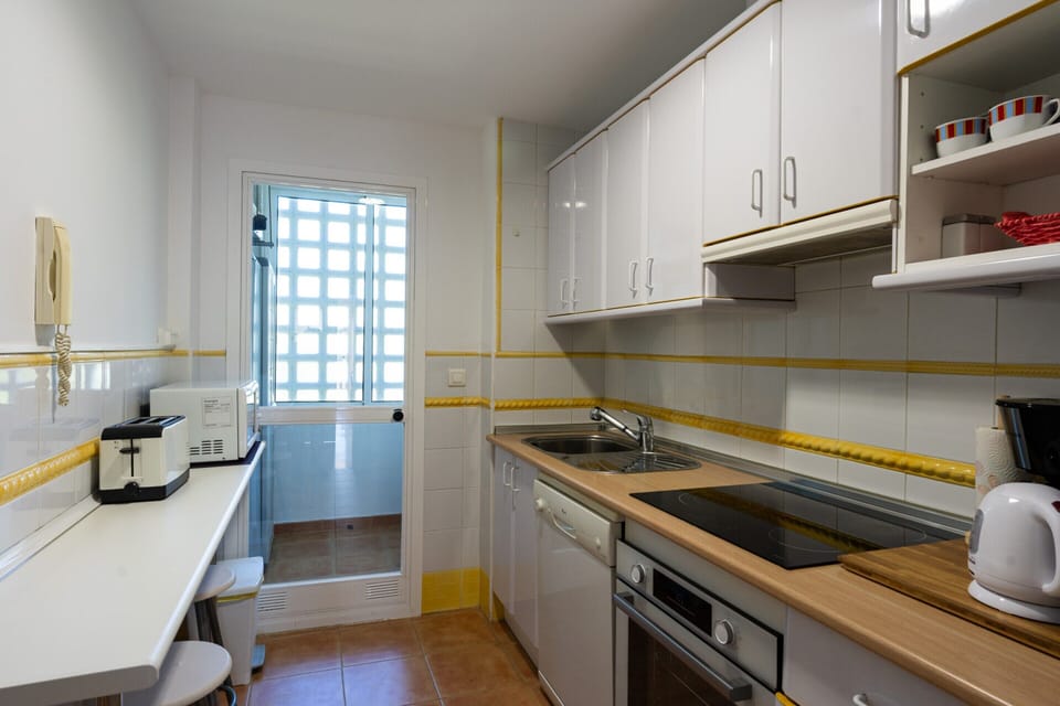 Apartment | Private kitchen | Oven, cookware/dishes/utensils