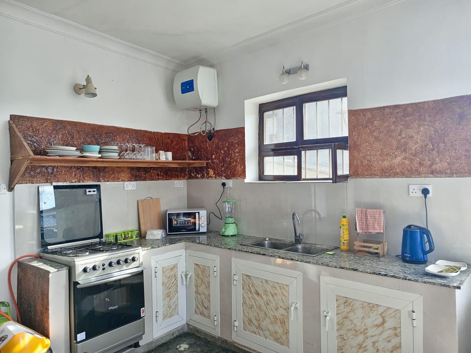 Deluxe House, City View | Private kitchen | Electric kettle, toaster
