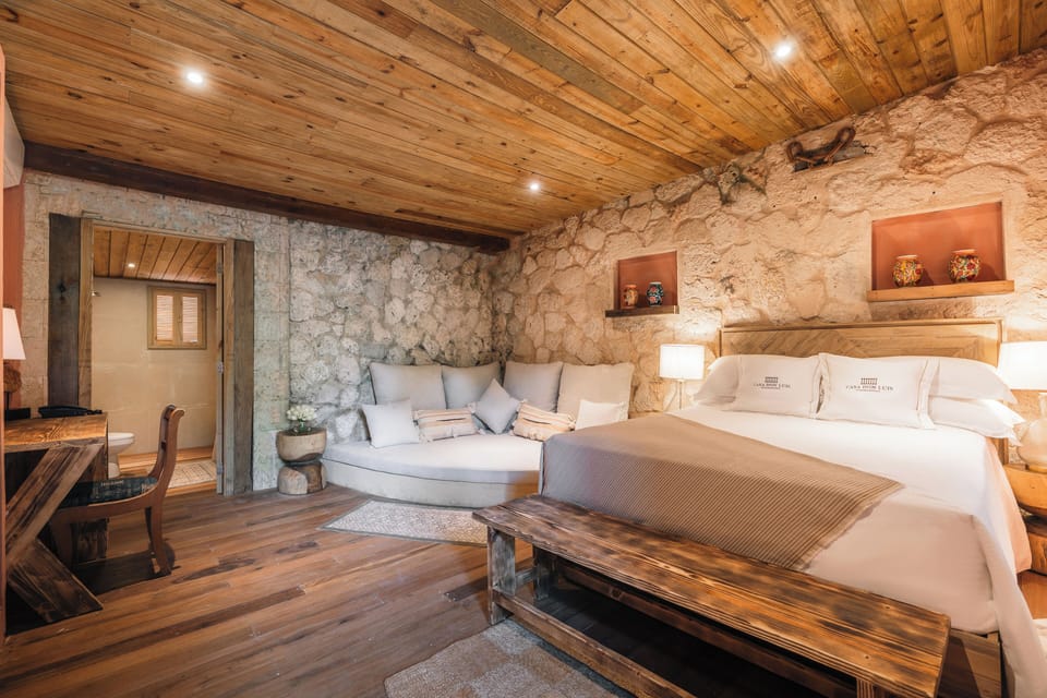 Deluxe King Room | Premium bedding, minibar, in-room safe, desk