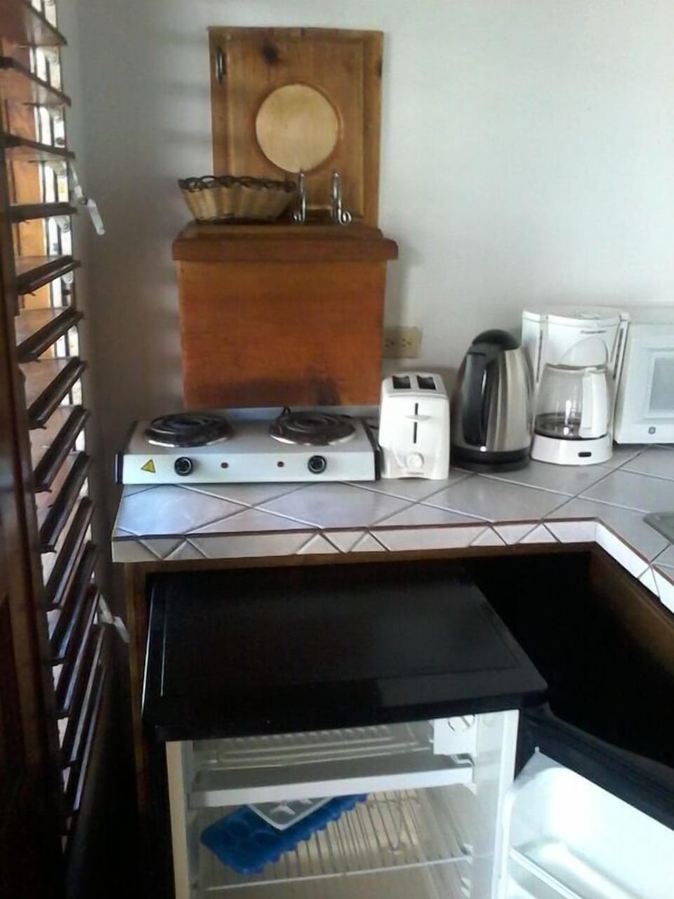 Coffee/tea maker, fridge, electric kettle