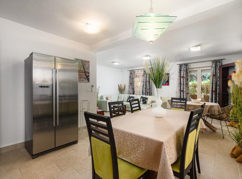 Villa | Dining