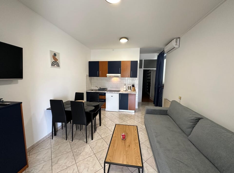 Apartment | Private kitchen | Electric kettle, toaster, cookware/dishes/utensils