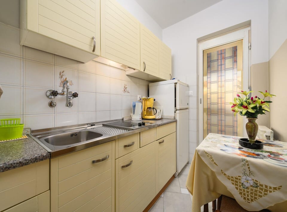 Apartment | Private kitchen | Cookware/dishes/utensils