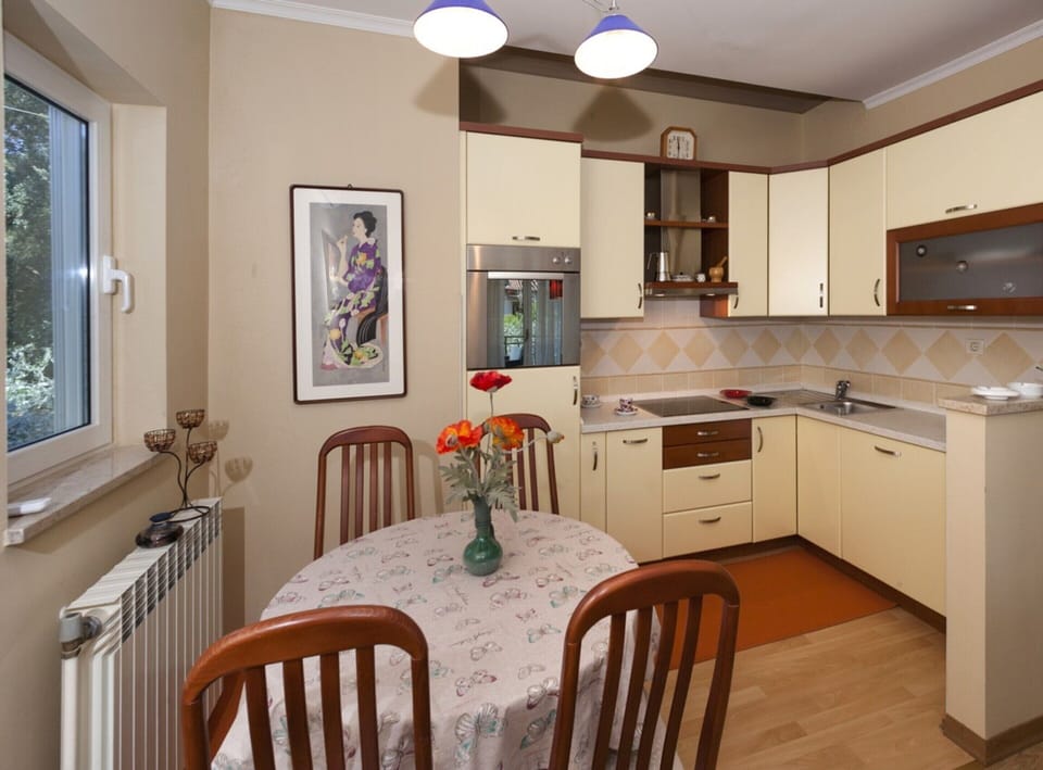 Apartment | Private kitchen | Electric kettle, toaster, cookware/dishes/utensils