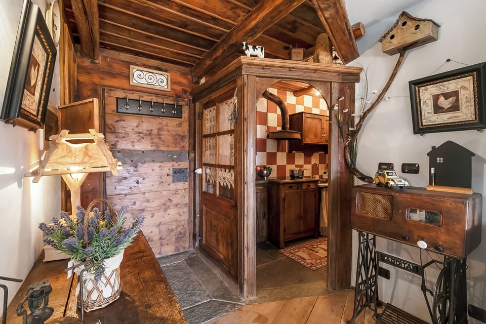 Honeymoon Apartment, Multiple Bedrooms (Grange Romantic Retreat Mountain View) | Property entrance