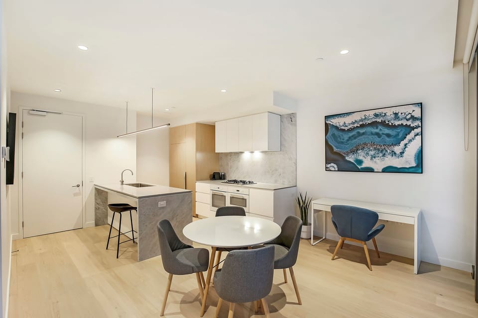 Apartment, Balcony, City View | Dining room