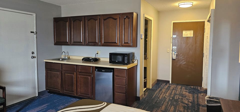 Studio King with Kitchenette | Desk, free WiFi, bed sheets