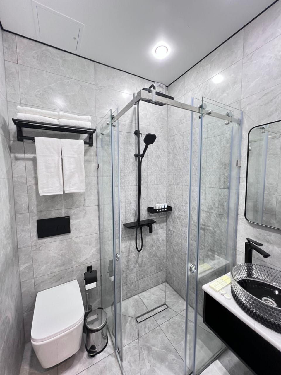 Family Suite, Mountain View | Bathroom | Shower, free toiletries, hair dryer, slippers