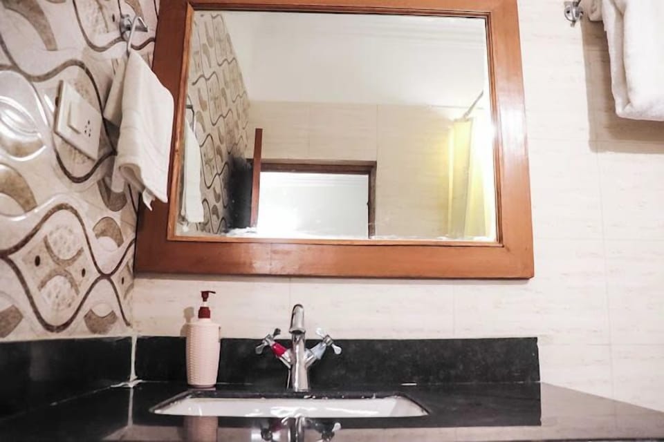 Shower, rainfall showerhead, free toiletries, hair dryer