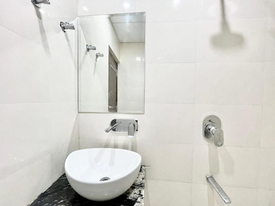 Deluxe Room | Bathroom | Shower, rainfall showerhead, towels, soap