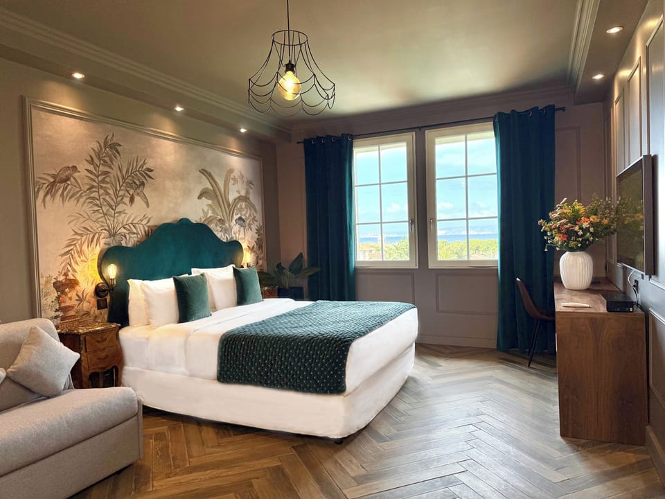 Junior Suite, Sea View | Egyptian cotton sheets, premium bedding, pillowtop beds, minibar