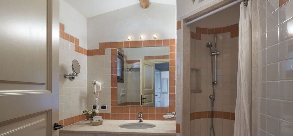 Rainfall showerhead, free toiletries, bidet