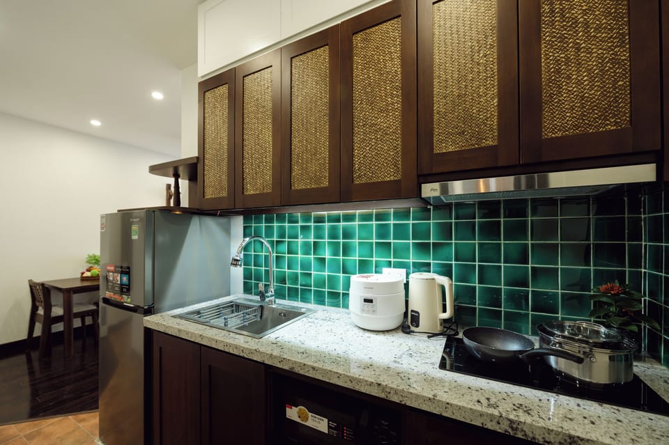 Apartment, 1 Bedroom, Kitchen | Private kitchen | Microwave, cookware/dishes/utensils