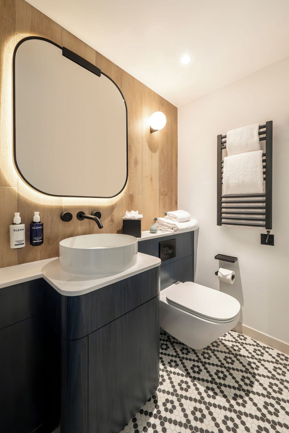 Deluxe Room, 1 King Bed, Corner | Bathroom | Shower, hair dryer, towels, soap