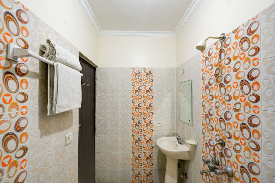 Room, 1 Bedroom, Smoking, City View | Bathroom amenities