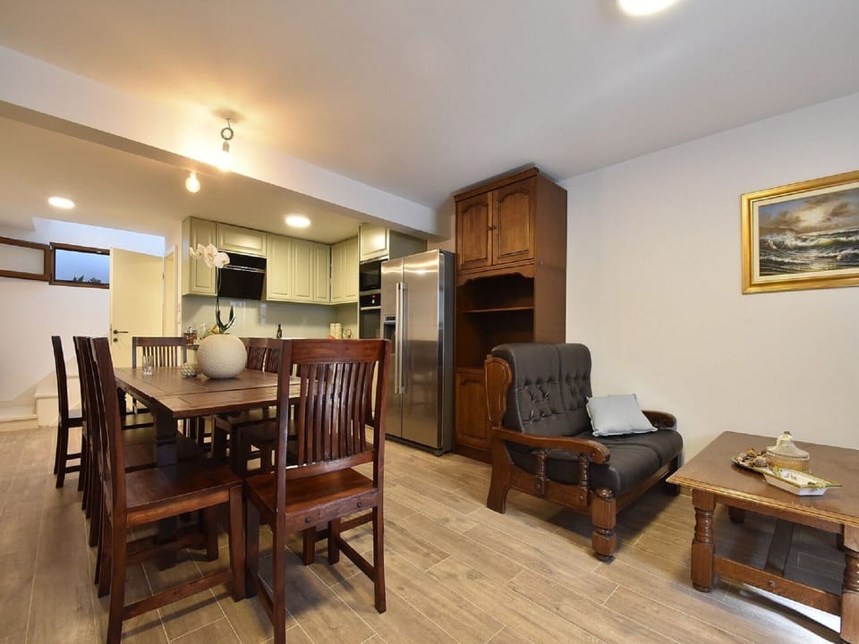 Apartment (One Bedroom Apartment) | Dining room