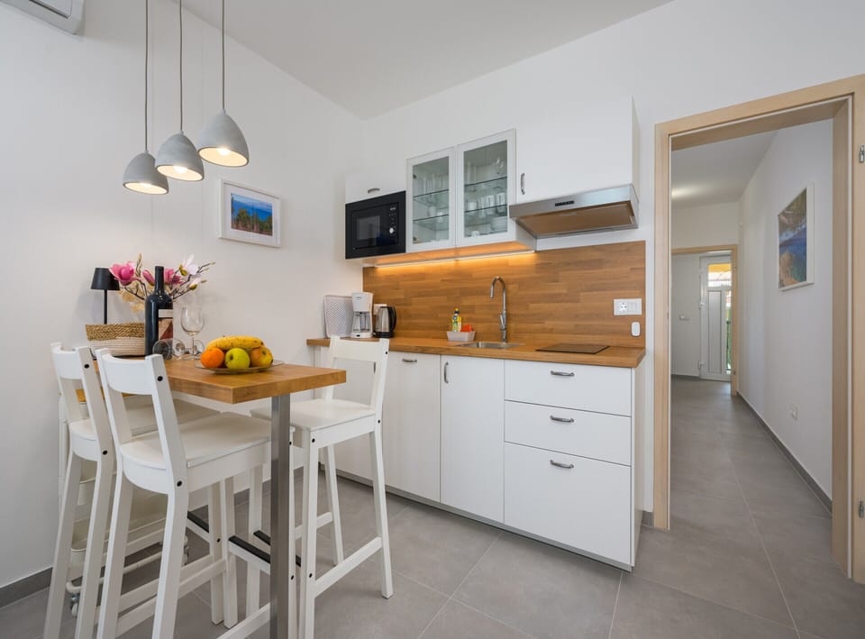 Apartment | Private kitchen | Electric kettle, toaster, cookware/dishes/utensils