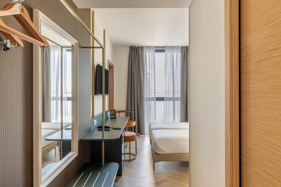 Standard Twin Room | In-room safe, desk, cribs/infant beds, free WiFi