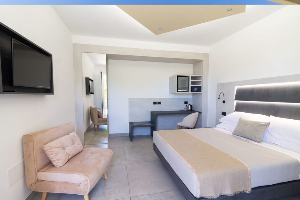 Comfort Room, Garden View | Minibar, in-room safe, desk, iron/ironing board