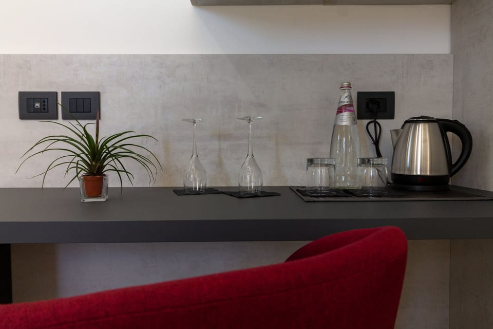 Standard Room, Garden View | Minibar, in-room safe, desk, iron/ironing board