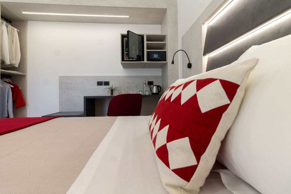 Standard Room, Garden View | Minibar, in-room safe, desk, iron/ironing board