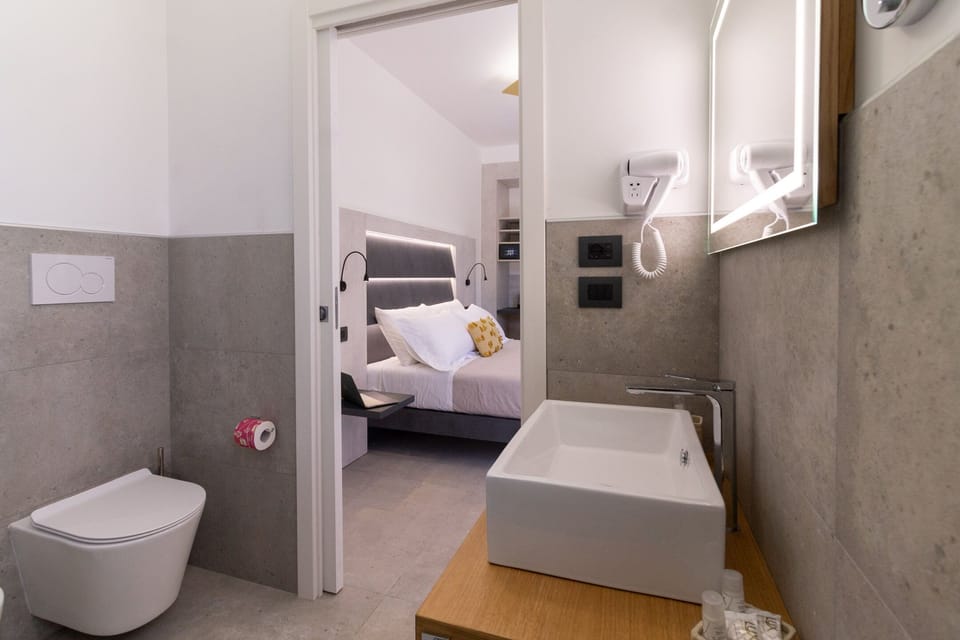 Comfort Room, Garden View | Minibar, in-room safe, desk, iron/ironing board