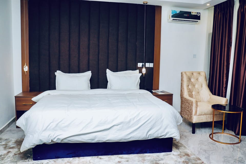 Single Room | Premium bedding, individually furnished, desk, laptop workspace